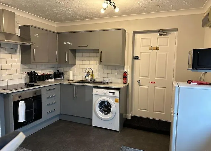 Walnut House - Modern 1 Bedroom Apartment Very Close To Town By Shortstays4U
