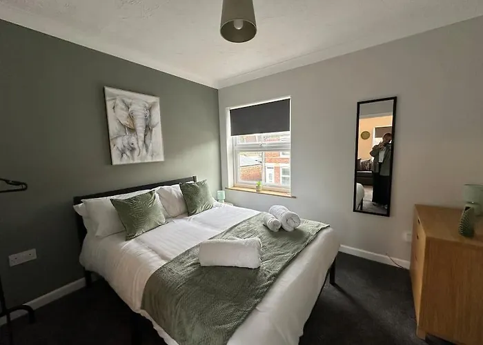 Walnut House - Modern 1 Bedroom Apartment Very Close To Town By Shortstays4U